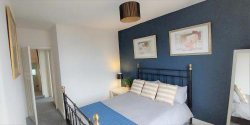 Säng eller sängar i ett rum på Very spacious two bedroom converted apartment in East Croydon