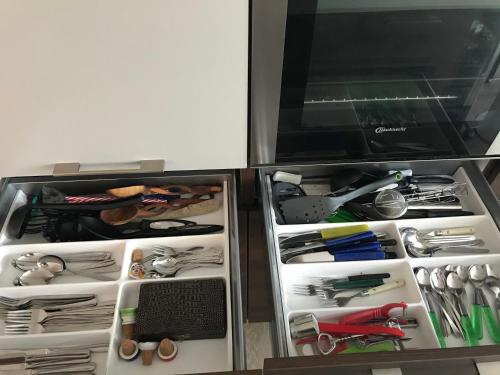 an open refrigerator filled with lots of tools at Große & voll ausgestattete Apartments, Studios, Doppelzimmer, Workspace, Parkplatz, Netflix, Prime & schnelles Wifi in ruhiger Lage mit Garten in Rudolstadt