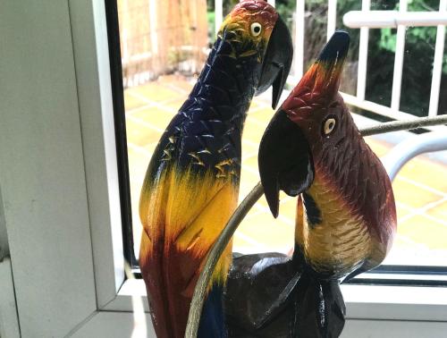 a statue of two peacocks on a window at Große & voll ausgestattete Apartments, Studios, Doppelzimmer, Workspace, Parkplatz, Netflix, Prime & schnelles Wifi in ruhiger Lage mit Garten in Rudolstadt