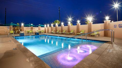 Piscina a Best Western Premier Ashton Suites - Willowbrook o a prop