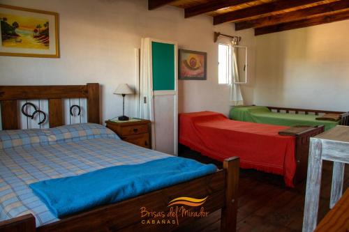 een slaapkamer met twee bedden in een kamer bij Cabañas Brisas Del Mirador in Bialet Massé