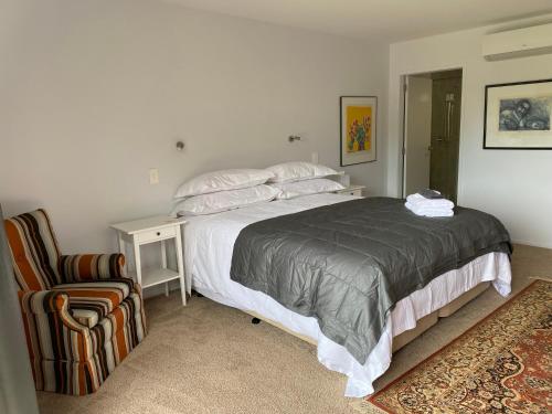 Postel nebo postele na pokoji v ubytování Fitzroy BnB 39b Whangapoua Road