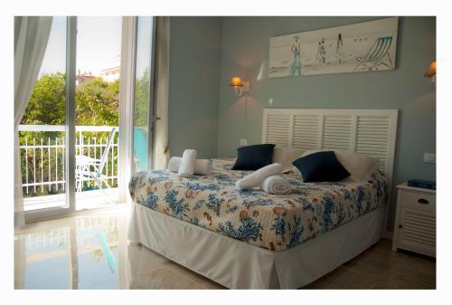 Un dormitorio con una cama y un balcón. en Casa Antonelli --- spiaggia inclusa --, en San Benedetto del Tronto