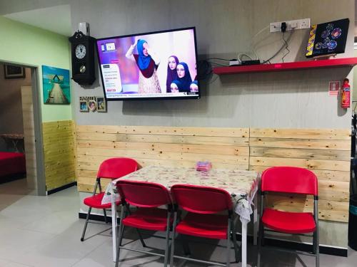 TV a/nebo společenská místnost v ubytování Ghazzis Suite Cameron Highland