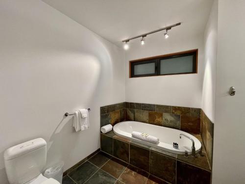 Bathroom sa Luxurious Top Floor Villa With Sweeping Pacific Ocean - Bbv