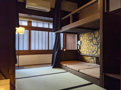 Una cama o camas en una habitación de Guesthouse Itoya Kyoto