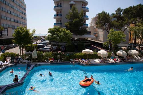 un gruppo di persone in piscina di Hotel Amalfi a Lido di Jesolo