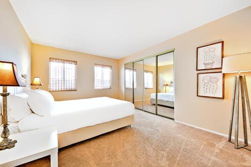 una camera da letto con un grande letto bianco e un divano di Newport Beach Simplicity I & II a Newport Beach