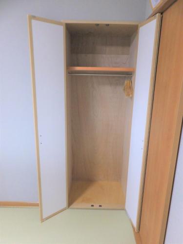 a closet with a door open in a room at LINK HOUSE in Fujiyoshida