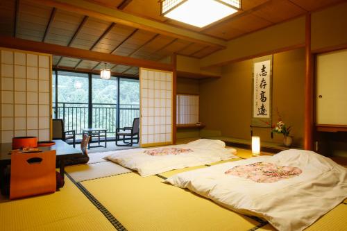 sypialnia z 2 łóżkami w pokoju w obiekcie Yamanaka Onsen Hanatsubaki w mieście Kaga