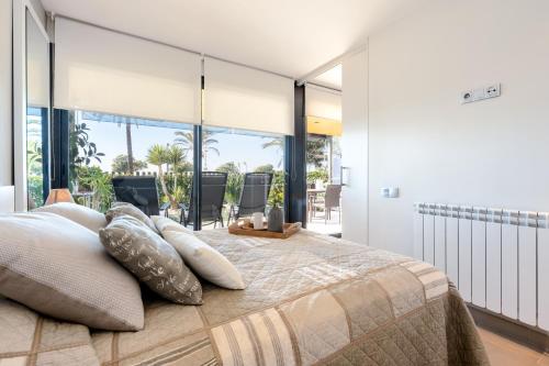 een slaapkamer met een groot bed met kussens bij Apartamento Ballena in Cambrils
