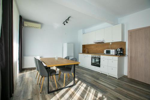 uma cozinha com mesa e cadeiras num quarto em Aparthouse Heaven em Sandanski
