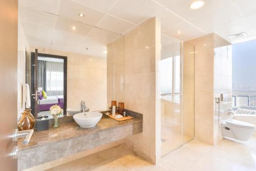 une salle de bains avec lavabo, toilettes et douche dans l'établissement Nassima Tower Hotel Apartments, à Dubaï