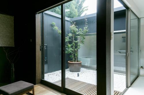 a bathroom with a potted plant and a window at trive kamejima 坪庭BBQ 雰囲気抜群の古民家ホテル 駅チカ 名古屋駅スグ in Noritake-Shinmachi