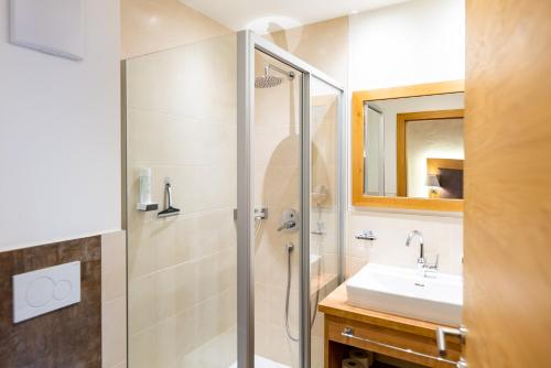 a bathroom with a shower and a sink at Hotel Tiroler Herz in Hinterhornbach