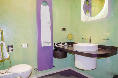 Ένα μπάνιο στο Les Fleurs Boutique Hotel