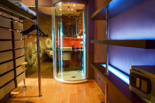 uma casa de banho com uma cabina de duche em vidro e um lavatório. em Les Fleurs Boutique Hotel em Sófia
