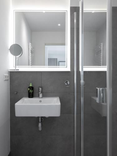 Ένα μπάνιο στο Limehome Köln Friesenplatz - Digital Access
