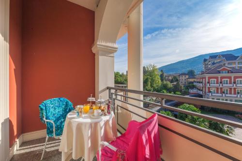 a balcony with a table and chairs with a view at Hotel Splendid in Baveno