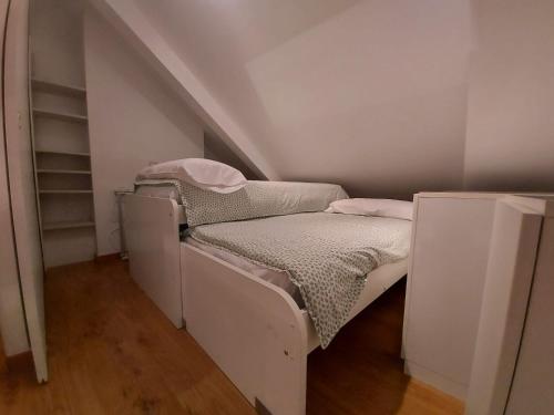 Cette petite chambre mansardée comprend des lits superposés. dans l'établissement Apartamento Monte Goriz, à Candanchú