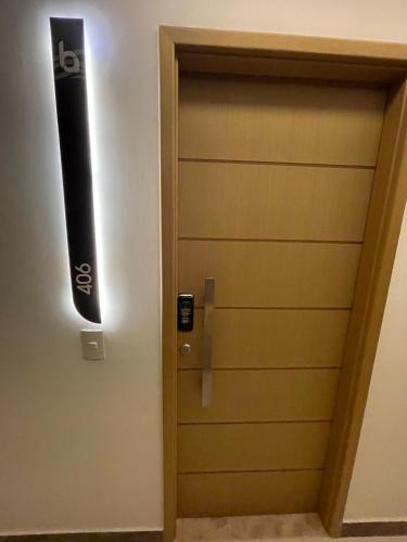 a door in a room with a sign on it at Buenos Ayres Flats, Cabo Branco 1qto cozinha completa in João Pessoa