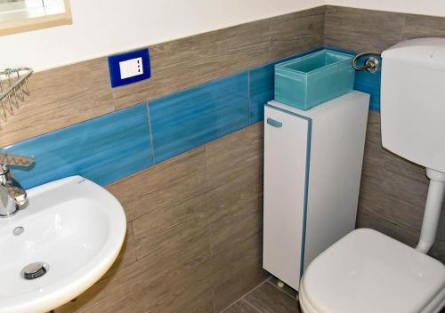 een badkamer met een toilet en een wastafel bij monolocale il tramonto in Portopalo