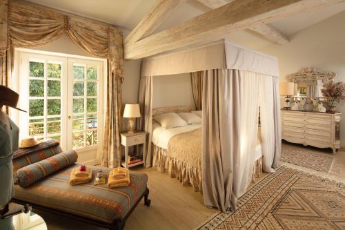 a bedroom with a bed and a couch at Domaine du Coussoul in Mouriès