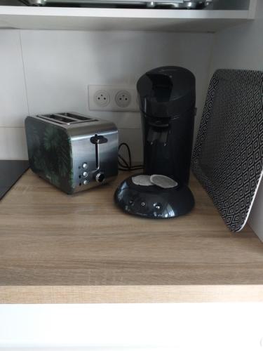 een koffiezetapparaat en een broodrooster op een aanrecht bij Nant'Sud Loire in Nantes