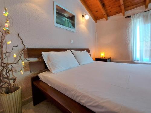 シビリにあるElani Private Retreat - Villa Anna Garden Escapeのベッドルーム1室(白いシーツ付きのベッド1台、窓付)