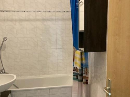 a bathroom with a tub and a sink and a toilet at Touristisches Begegnungzentrum Melchow in Melchow