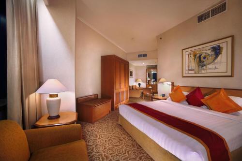 Tempat tidur dalam kamar di Menara Peninsula Hotel