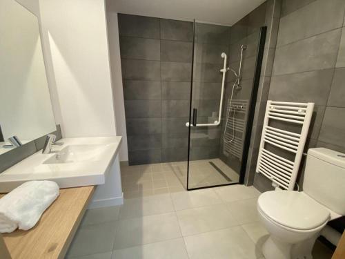 une salle de bain avec une douche, des toilettes et un lavabo dans l'établissement CHEZ MAMITA, à Landivisiau