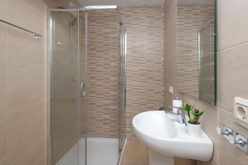 Apartamentos Nevada MIKKA في باس دي لا كاسا: حمام مع حوض ودش