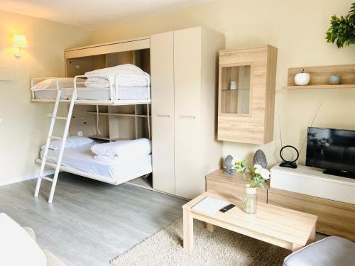 Apartamentos Nevada MIKKA في باس دي لا كاسا: غرفة صغيرة مع سرير بطابقين وطاولة