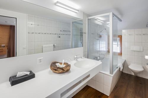 Hotel Edelweiss tesisinde bir banyo