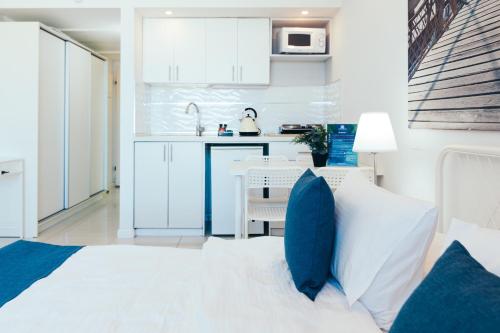 Almog Beach Apartments מגדלי חוף הכרמל חיפהにあるキッチンまたは簡易キッチン