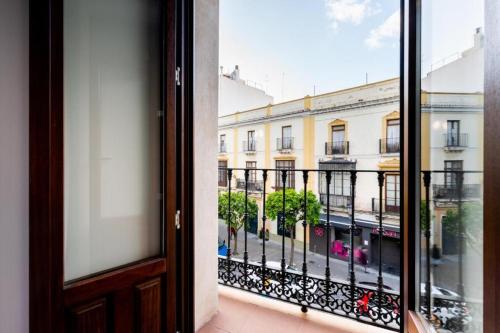 una ventana de un edificio con vistas en Suites San Pablo, en Sevilla