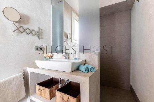 a bathroom with a sink and a mirror at Sitges Casa del Mar Impresionantes vistas al mar in Sitges