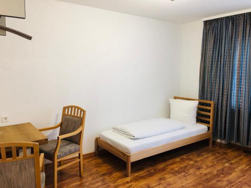 Uma cama ou camas num quarto em Apartamente Pfullingen