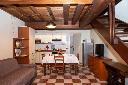a living room with a table and a kitchen at CA RAFFAELLO lovely house near Venice in Noale