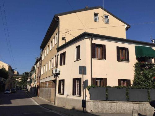 Un gran edificio blanco al costado de una calle. en SCroce Apt close to Prato della Valle, en Padua