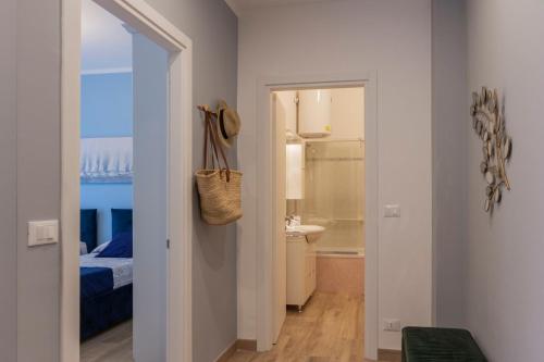 Habitación con baño con cama y lavabo. en Casa Emy en Rapallo