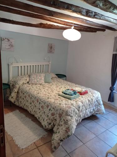a bedroom with a bed with a comforter on it at Casa Flor de lis in Herce