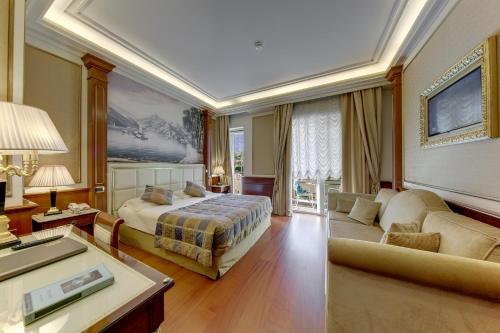 a hotel room with a bed and a couch at Hotel Splendid in Baveno