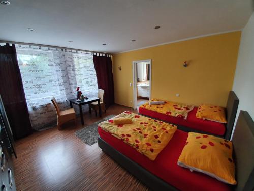 um quarto com 2 camas e uma mesa com uma mesa em City Appartments em Braunschweig