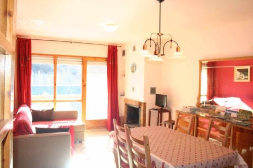 uma cozinha e sala de estar com uma mesa e uma sala de jantar em Apartamento Vall Fosca em Senterada