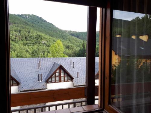 una ventana con vistas a una casa en Apartamento Vall Fosca, en Senterada