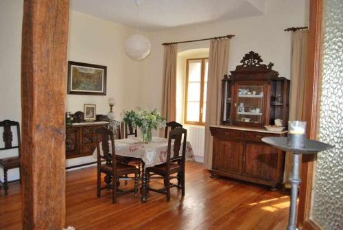 un comedor con mesa y sillas en una habitación en Villa con Jardín para 12 personas, en Beinza-Labayen
