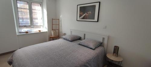 1 dormitorio con 1 cama y una foto en la pared en NeoAppart, en Barr