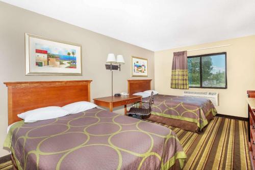 Ένα ή περισσότερα κρεβάτια σε δωμάτιο στο Super 8 by Wyndham Tilton/Lake Winnipesaukee
